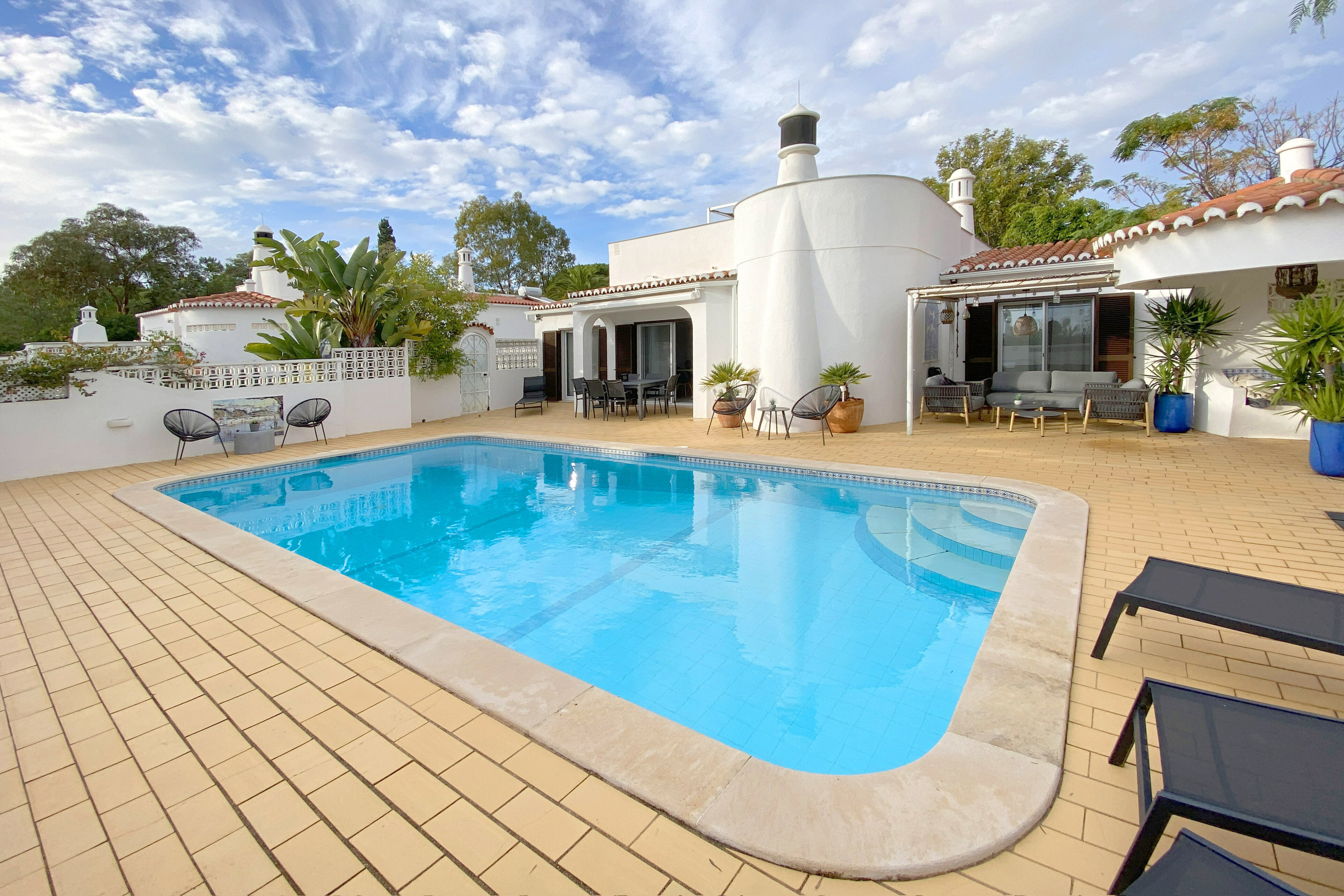 Pool and terrace area of Casa Garota