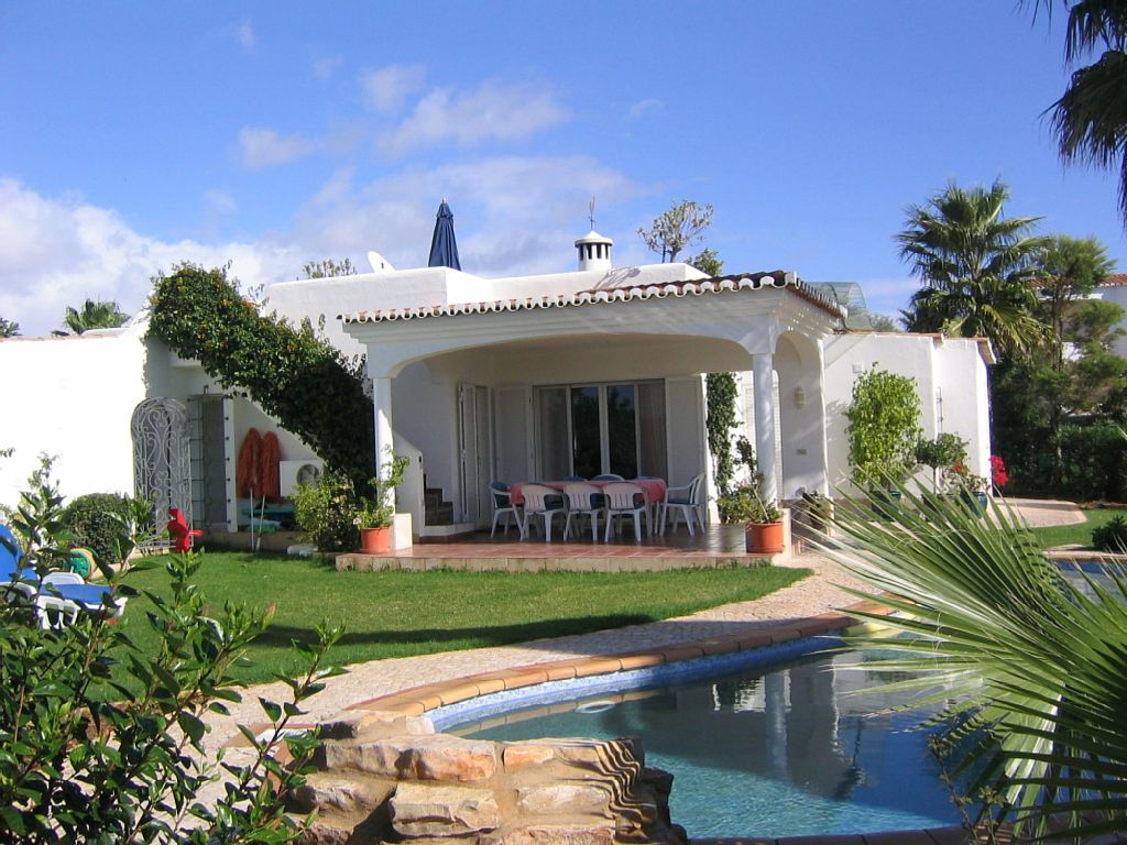 Pool to house